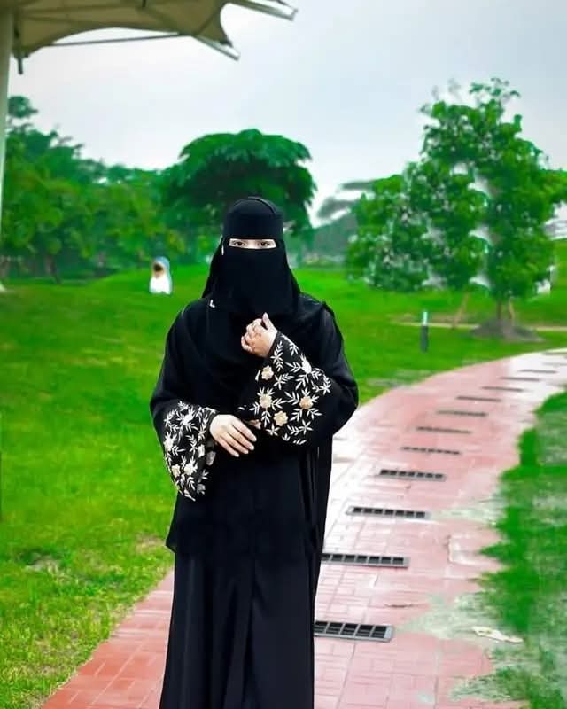 গোলাপী আবায়া